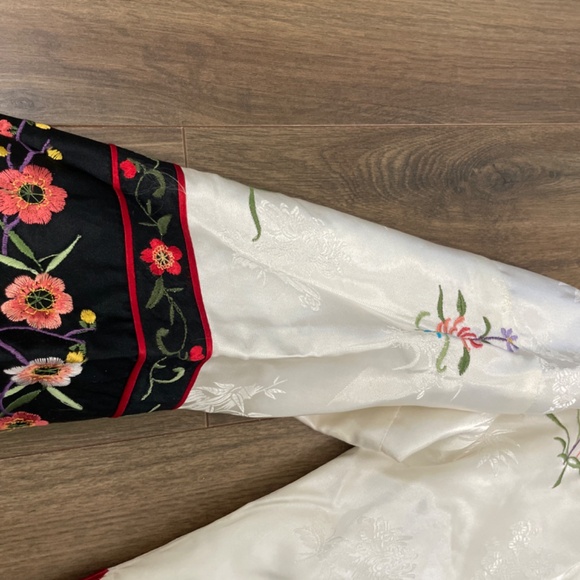 Beautiful embroidered Chinese top - Picture 4 of 10